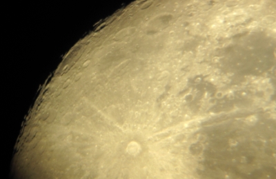 Měsíční povrch v zrcadlovém dalekohledu
